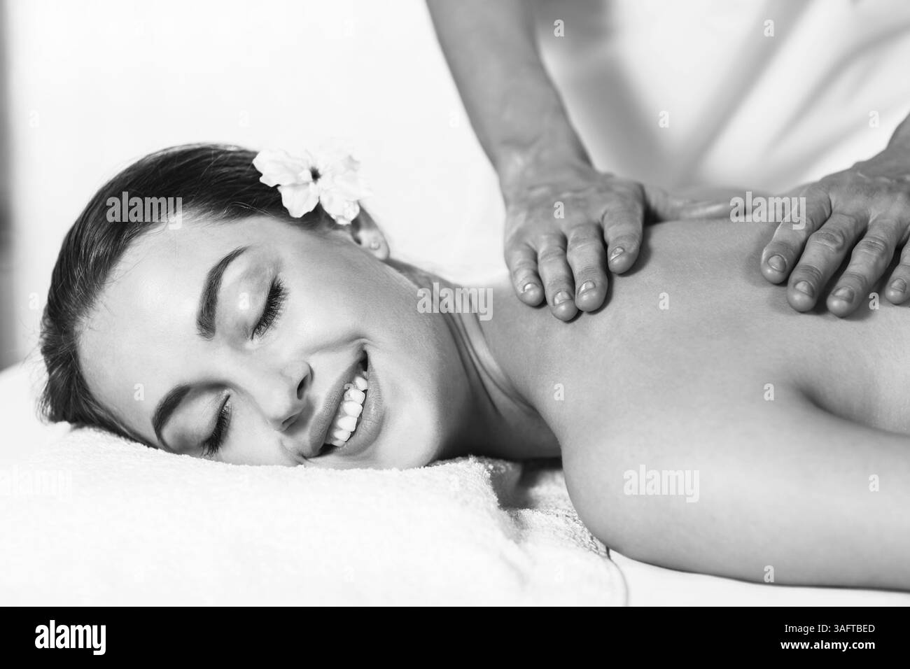 Portrait d'une belle jeune femme allongée en massage au centre de spa Banque D'Images