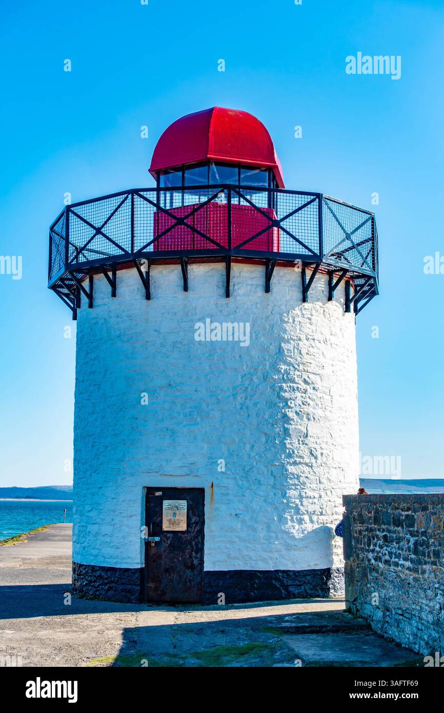 Le phare de Burry Port se dresse sur le brise-lames à l'entrée du port de Burryport dans le Carmarthenshire au sud du pays de Galles. Vu contre un ciel bleu. Banque D'Images