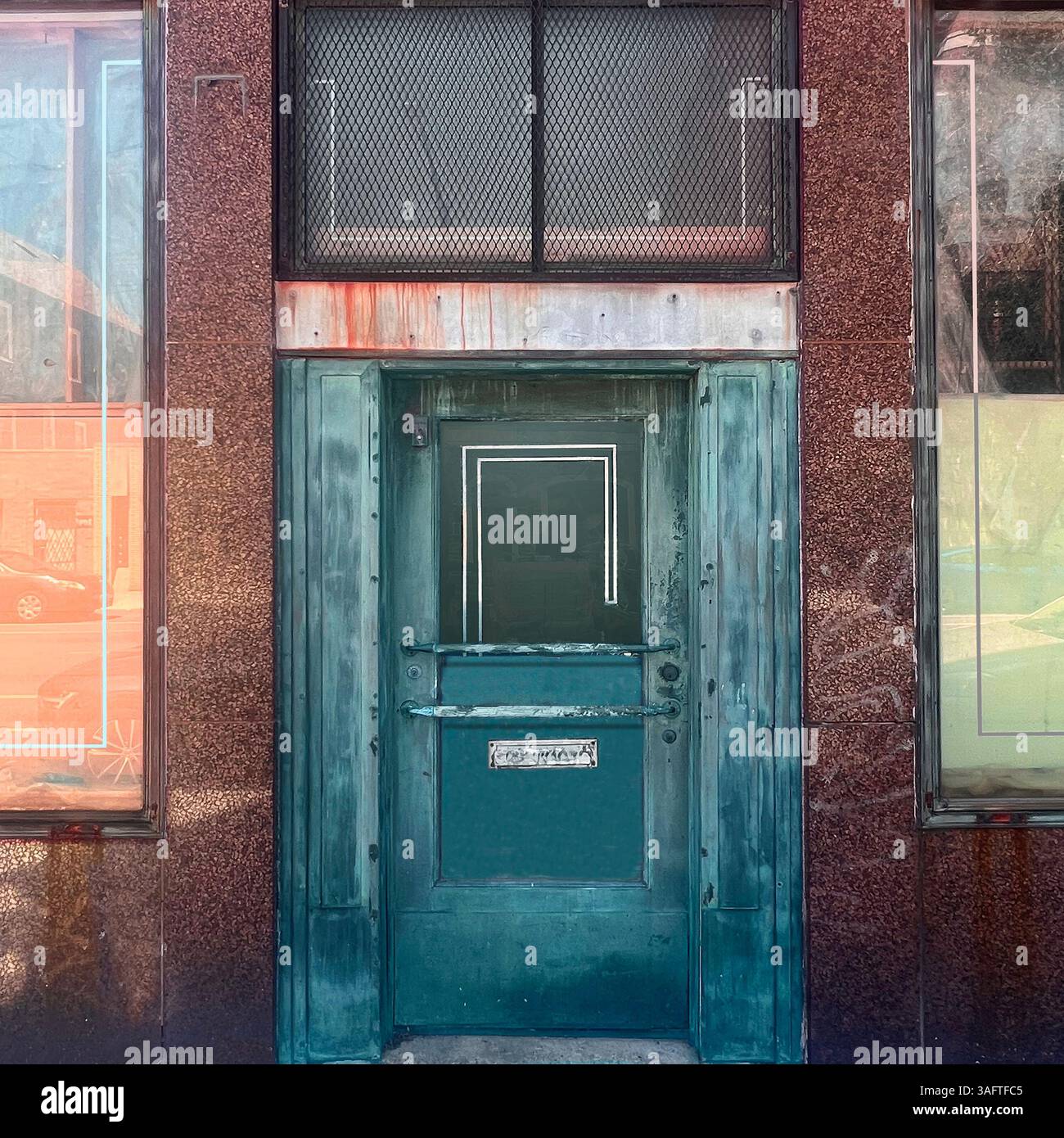 Porte en métal sarcelle avec détail géométrique de fenêtre sur une façade de bâtiment altérée à Chicago, avec des taches de rouille et des reflets de la vie urbaine de la rue Banque D'Images