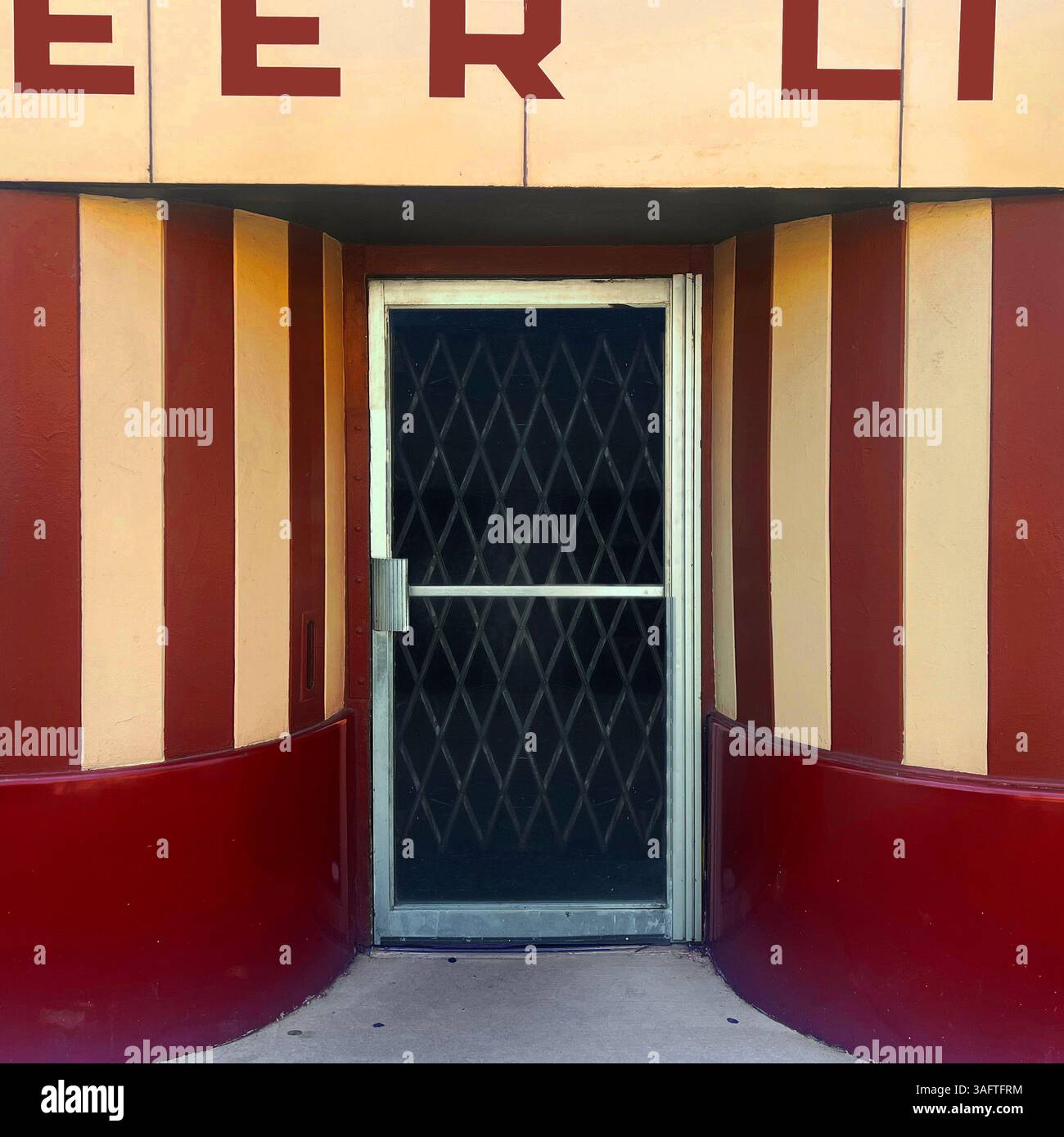 Une vitrine rouge moderne à Chicago présente les courbes caractéristiques de l'époque, la symétrie et le flair architectural minimaliste. Banque D'Images