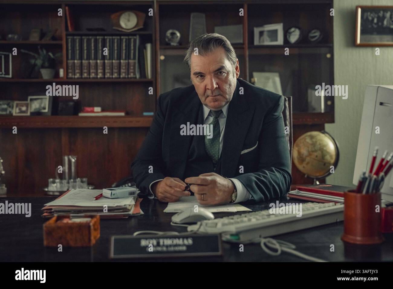 5 février 2025, Londres, Angleterre : BRENDAN COYLE dans le rôle de Roy, dans Toxic Town, qui est basé sur le scandale des déchets toxiques Corby, qui a été blâmé pour causer des malformations congénitales dans la région. (Crédit image : © Ben Blackall/Broke and Bones/Netflix via ZUMA Press Wire) USAGE ÉDITORIAL SEULEMENT ! Non destiné à UN USAGE commercial ! Banque D'Images