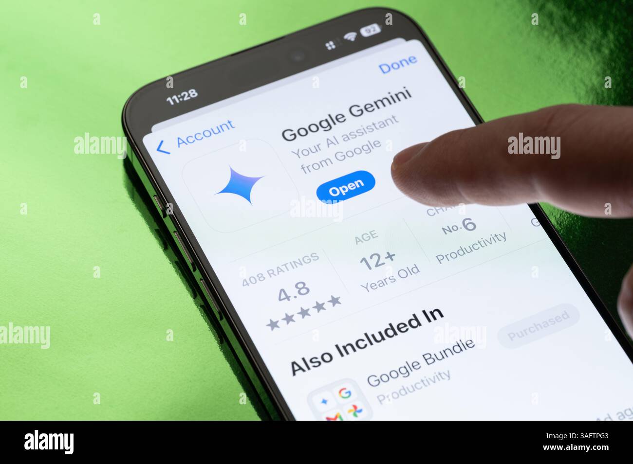 New York, États-Unis - 30 mars 2025 : ouverture de l'application Google Gemini sur l'écran du smartphone vue rapprochée Banque D'Images
