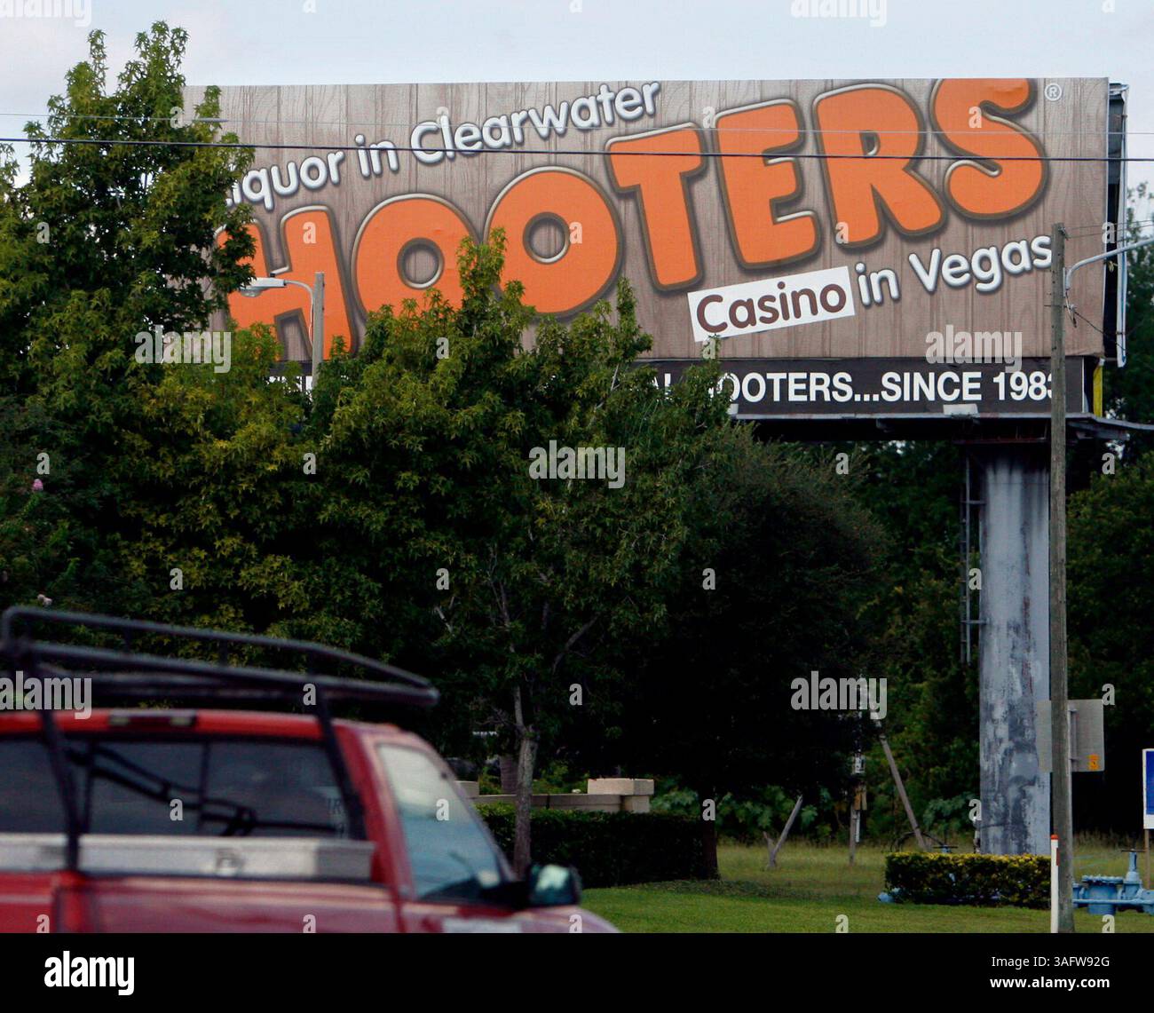 CLEARWATER 8/11/2006) Hooters a changé le libellé sur un panneau d'affichage pour nettoyer un double sens en réponse aux plaintes des fonctionnaires de la ville. (Crédit image : St Petersburg Times/ZUMAPRESS.com) Banque D'Images