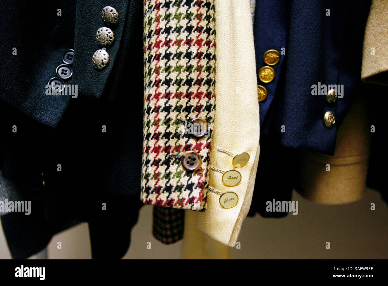 TP 247760 WALL Homeless 2.(Tampa -- 21/08/2006) PHOTO 2 : un des deux porte-vêtements dans le placard de la Maison de l'espoir de l'Armée du Salut a une petite sélection de vêtements élégants pour hommes, le problème est que plus de vêtements de travail sont nécessaires comme des jeans bleus, des bottes en acier et des chemises de travail. . RÉSUMÉ DE L'HISTOIRE : la Maison de l'espoir pour hommes de l'Armée du Salut organise des cours d'habiletés de vie quotidienne tous les lundis soirs, où les résidents apprennent à équilibrer les chéquiers et à adopter un mode de vie sain. La clé est de les rendre employables, et vous ne pouvez pas obtenir un emploi à moins de vous habiller pour le succès. C'est là que le placard entre en jeu. Un groupe de vol masculin Banque D'Images