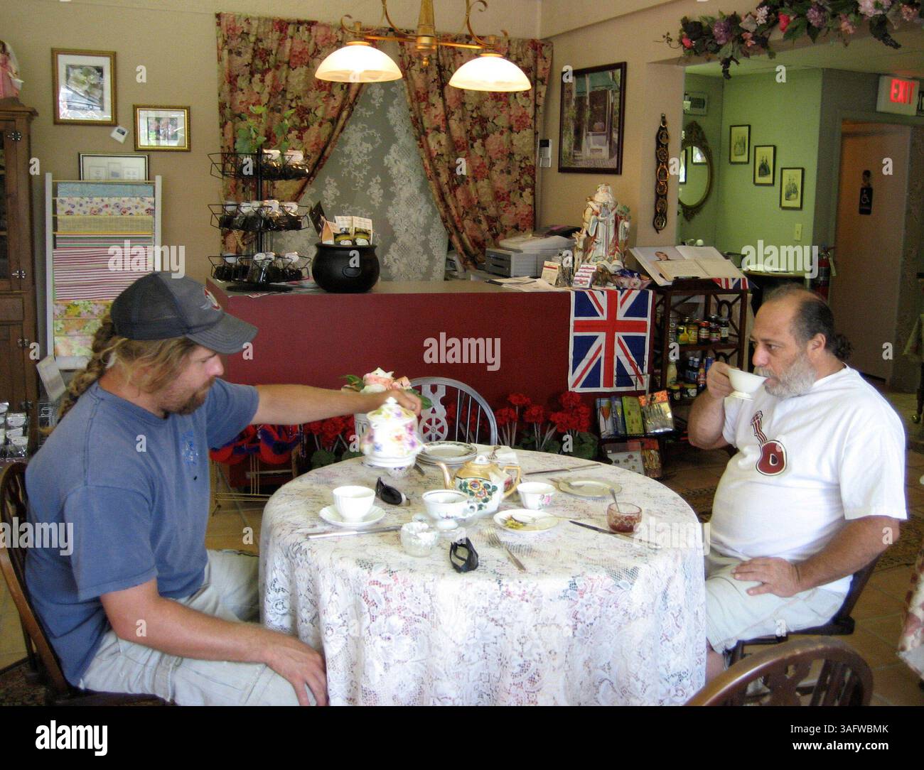 Photos des entrevues de Mary Jane Park au Corner of England Tea Room, qui a déménagé de Beach Drive à Petersburg à Central Avenue... les ouvriers de la construction Dave Hill, à gauche, et David Goldberg ont une pause thé à Un Corner of England-occasions festives. (Crédit image : St Petersburg Times/ZUMAPRESS.com) Banque D'Images