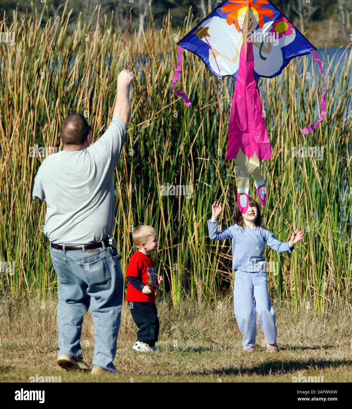 1 de 2.LÉGENDE : (02/20/2007 / North Tampa) : (1) John French (cq / gauche), de Land O' Lakes, a emmené ses enfants Taylor French (cq DAD / 5 ans.old / droite) et Joseph French (cq / 3 ans.old / centre), à Lake Park sur North Dale Mabry mardi tôt (crédit image : St Petersburg Times/ZUMAPRESS.com) Banque D'Images