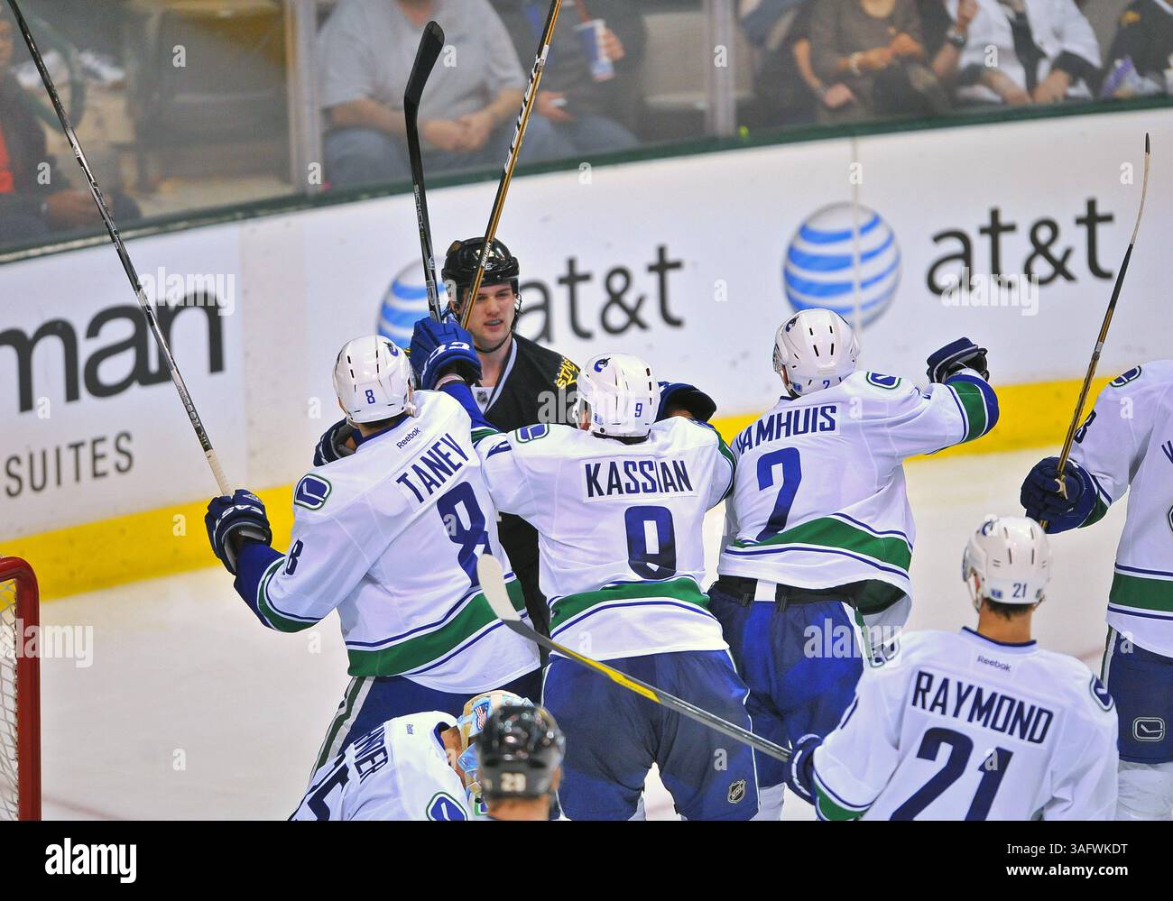 22 mars 2012 . Jamie Benn (14 ans) est repoussé par le défenseur des Canucks de Vancouver Chris Tanev (8 ans), l'aile droite des Canucks de Vancouver Zack Kassian (9 ans) et le défenseur des Canucks de Vancouver Dan Hamhuis (2 ans) lors d'un match entre les Canucks de Vancouver et les Stars de Dallas au American Airlines Center de Dallas Texas. Les Canucks gagnent 2-1.(Credit image : © Manny Flores/Cal Sport Media/ZUMAPRESS.com) Banque D'Images