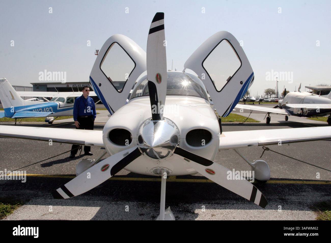 1 of 2.CAPTION : (02/28/07 - TAMPA) : (1) le pilote de SATSAir (Smart Air Travel solutions Air) John Savage (cq / 26 ans.old / gauche) regarde au-dessus de son avion alors qu'il s'apprêtait à décoller de l'aéroport Peter O' Knight de Tampa mercredi (2/28/07). SATSAir est une entreprise de taxi aérien basée en Caroline du Sud qui vole en Floride depuis l'automne dernier. Ils pilotent un turbop pour trois passagers, le Cirrus SR22, et les clients paient un tarif horaire pour le temps qu'ils volent. . KEN HELLE | Times. RÉSUMÉ : SATSAir (crédit image : St Petersburg Times/ZUMAPRESS.com) Banque D'Images