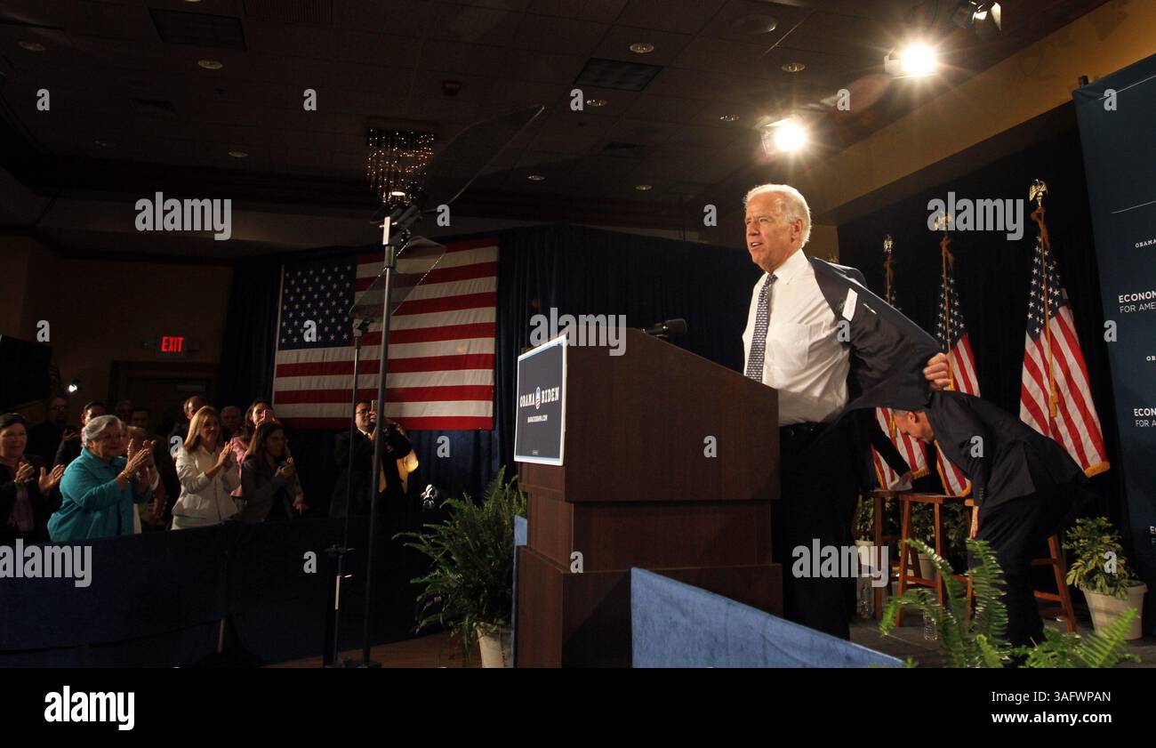 23 mars 2012 - Coconut Creek, FL, États-Unis - le vice-président Joe Biden retire sa veste, plaisantant qu'il est temps de se mettre aux affaires alors qu'il monte sur le podium pour prendre la parole au Wynmoor Village à Coconut Creek, Floride, le vendredi 23 mars 2012. (Crédit image : © Amy Beth Bennett/Sun Sentinel/MCT/ZUMAPRESS.com) Banque D'Images