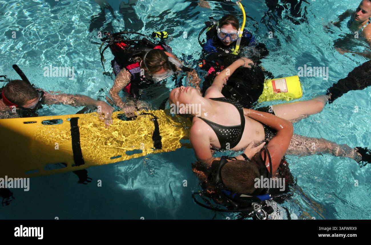 Petersburg 4/22/2007).Santannah Manning, 14 ans, de Tampa prétend être un plongeur inconscient lors d'un exercice de sauvetage Scuba Scouts of Tampa Bay à l'Université de Floride du Sud à Petersburg pool. Les groupes donnent aux jeunes hommes et femmes de 12-18 ans une expérience de base en plongée, recherche sous-marine, recherche et récupération, sauvetage EN PLONGÉE et gestion des accidents, ainsi que du mentorat et des leçons de leadership. Pour plus d'informations, visitez www.scubascouts.org. (Crédit image : St Petersburg Times/ZUMAPRESS.com) Banque D'Images
