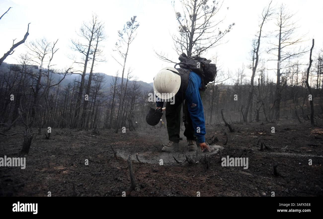 29 juin 2012 - Colorado Springs, CO, États-Unis - Un pompier de l'équipage de la main de Bighorn 209 de la Crow Agency dans le Montana se prépare après l'incendie de Waldo Canyon à Williams Canyon dans le Colorado, vendredi 29 juin 2012. L'incendie, qui a détruit 346 maisons à Colorado Springs et en a fait deux morts, aurait été contenu à 25 %. (Crédit image : © Christian Murdock/Colorado Springs Gazette/MCT/ZUMAPRESS.com) Banque D'Images