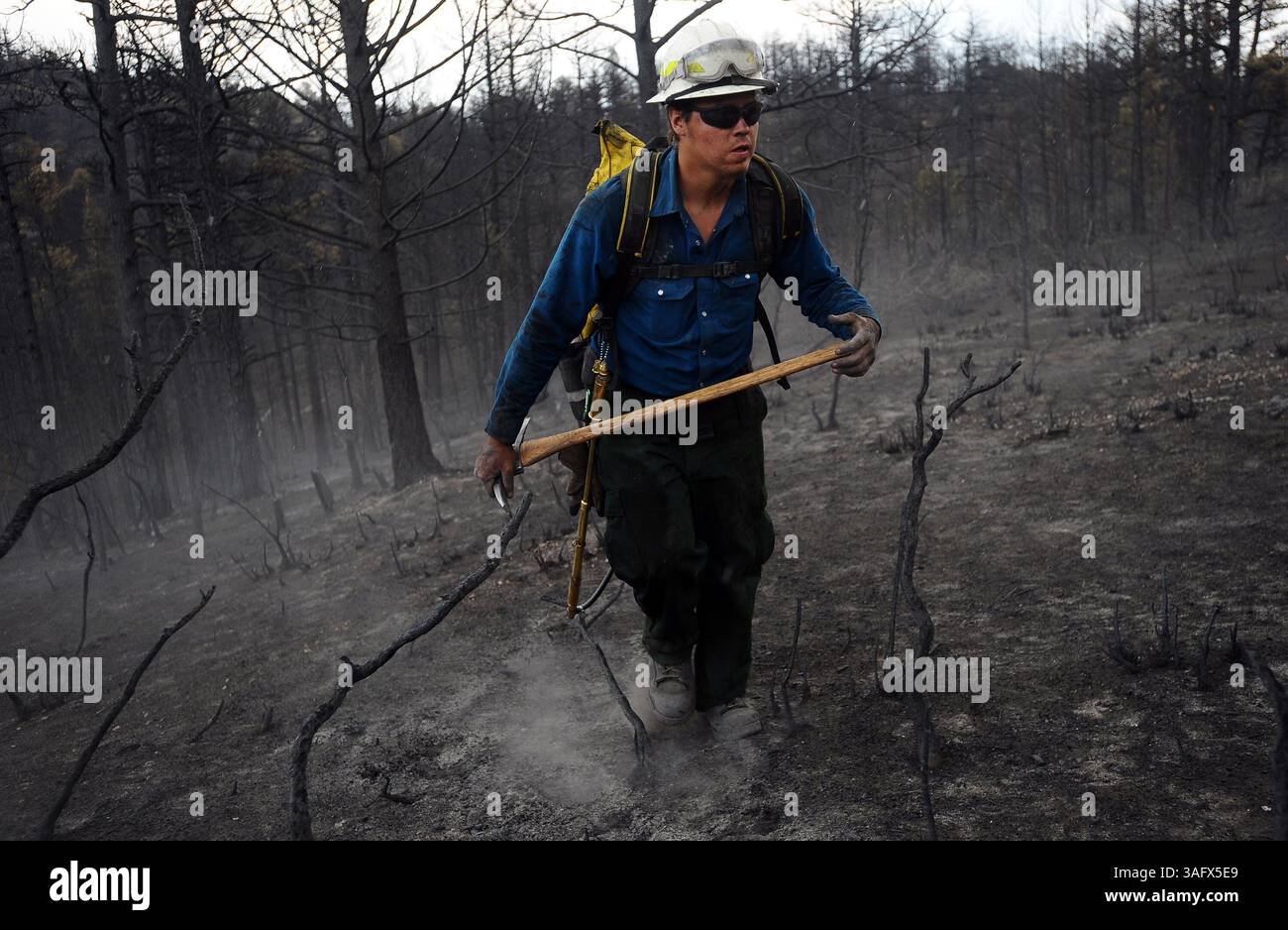 29 juin 2012 - Colorado Springs, CO, États-Unis - Un pompier de l'équipage de la main de Bighorn 209 de la Crow Agency dans le Montana se prépare après l'incendie de Waldo Canyon à Williams Canyon dans le Colorado, vendredi 29 juin 2012. L'incendie, qui a détruit 346 maisons à Colorado Springs et en a fait deux morts, aurait été contenu à 25 %. (Crédit image : © Christian Murdock/Colorado Springs Gazette/MCT/ZUMAPRESS.com) Banque D'Images