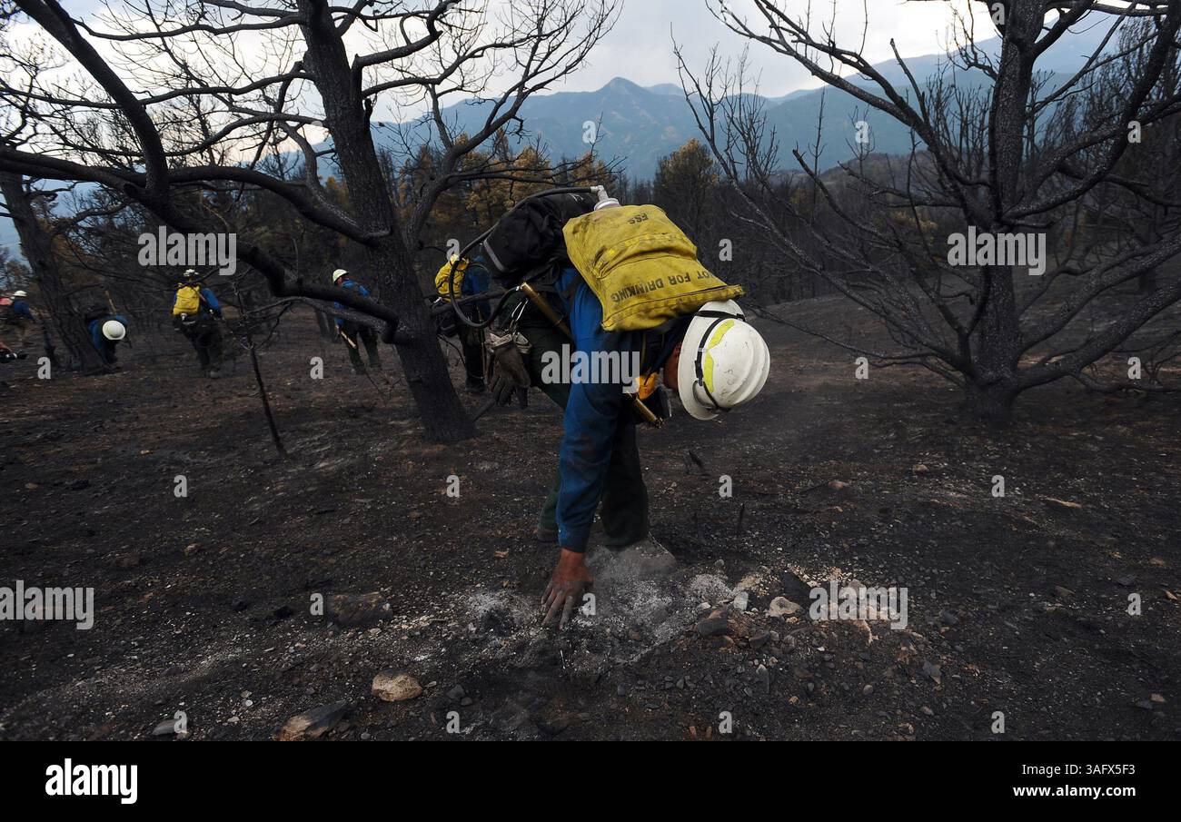 29 juin 2012 - Colorado Springs, CO, États-Unis - Une équipe de Bighorn 209 de la Crow Agency dans le Montana se prépare après l'incendie de Waldo Canyon à Williams Canyon dans le Colorado, vendredi 29 juin 2012. L'incendie, qui a détruit 346 maisons à Colorado Springs et en a fait deux morts, aurait été contenu à 25 %. (Crédit image : © Christian Murdock/Colorado Springs Gazette/MCT/ZUMAPRESS.com) Banque D'Images