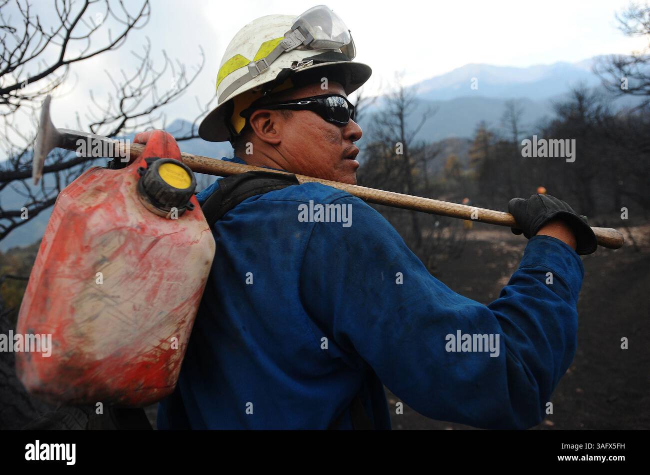 29 juin 2012 - Colorado Springs, CO, États-Unis - Un pompier de l'équipage de la main de Bighorn 209 de la Crow Agency dans le Montana se prépare après l'incendie de Waldo Canyon à Williams Canyon dans le Colorado, vendredi 29 juin 2012. L'incendie, qui a détruit 346 maisons à Colorado Springs et en a fait deux morts, aurait été contenu à 25 %. (Crédit image : © Christian Murdock/Colorado Springs Gazette/MCT/ZUMAPRESS.com) Banque D'Images