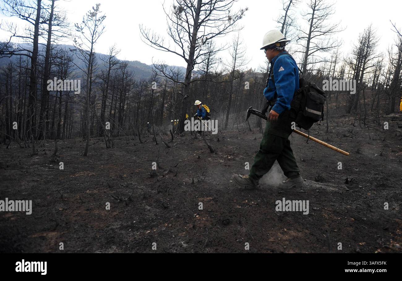29 juin 2012 - Colorado Springs, CO, États-Unis - Une équipe de Bighorn 209 de la Crow Agency dans le Montana se prépare après l'incendie de Waldo Canyon à Williams Canyon dans le Colorado, vendredi 29 juin 2012. L'incendie, qui a détruit 346 maisons à Colorado Springs et en a fait deux morts, aurait été contenu à 25 %. (Crédit image : © Christian Murdock/Colorado Springs Gazette/MCT/ZUMAPRESS.com) Banque D'Images