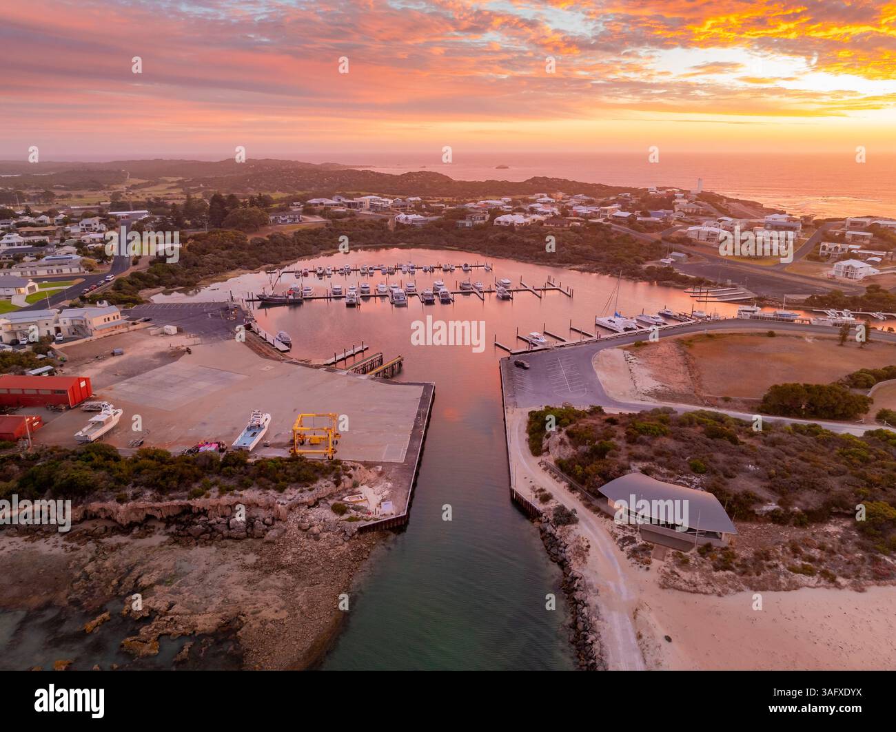 Vue aérienne des bateaux amarrés dans un port côtier au coucher du soleil à Robe sur la côte calcaire en Australie méridionale. Banque D'Images