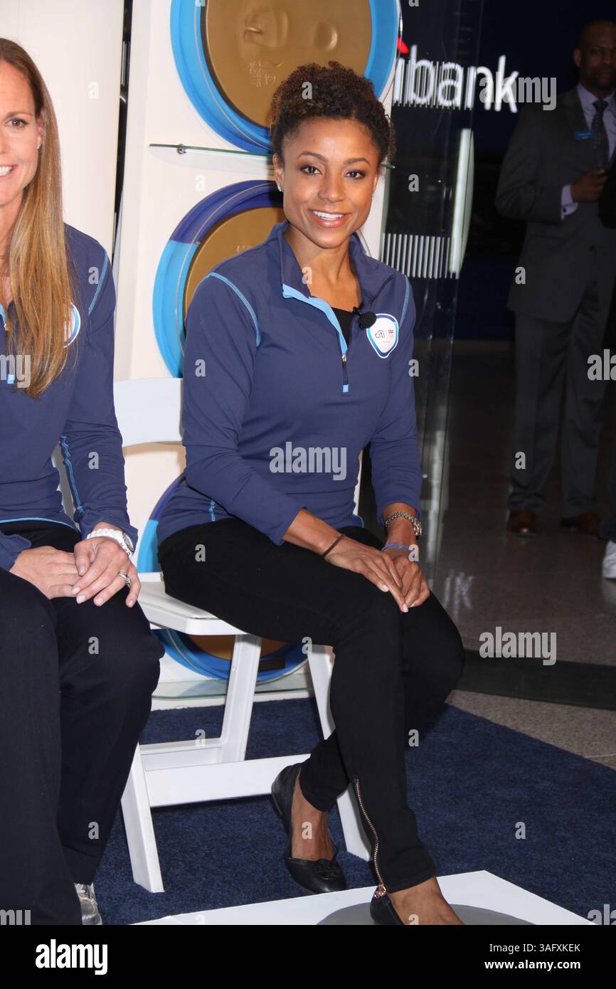 12 avril 2012 - New York, New York, États-Unis - DOMINIQUE DAWES gymnastique olympique.à la banque citi dévoile les athlètes de l'équipe olympique américaine Sponsorship.campaign de citi.et les sports olympiques et paralympiques américains. Programmes au 399 Park Ave 4-12-2012. 2012(crédit image : © John Barrett/Globe photos/ZUMAPRESS.com) Banque D'Images