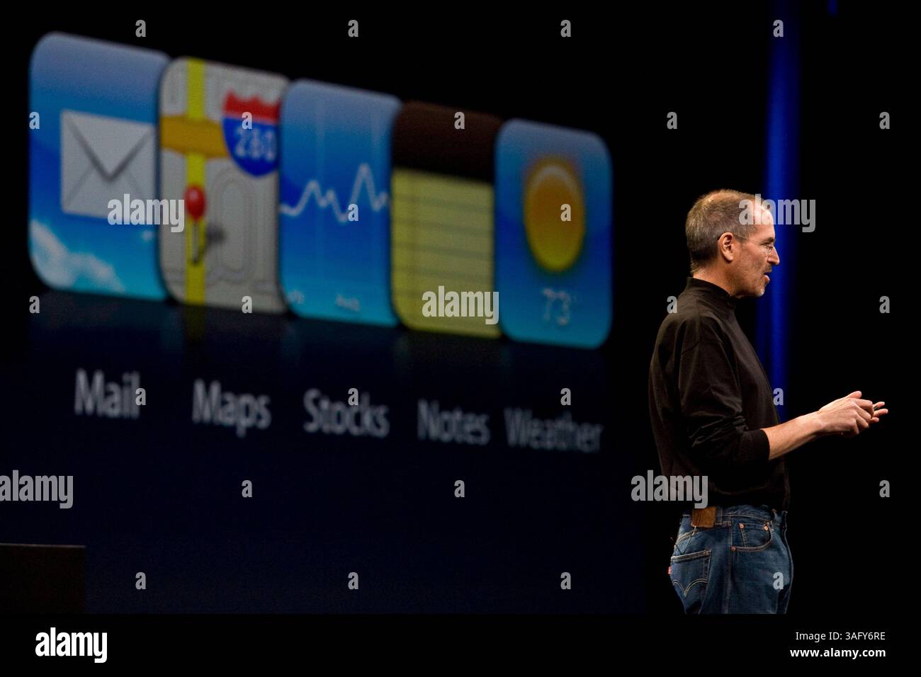 15 janvier 2007 - San Francisco, Californie, États-Unis - STEVE JOBS, PDG d'Apple, présente les mises à jour logicielles iPhone et iPod qui permettent aux utilisateurs de trianguler leur position sur une carte Google, de personnaliser leur bureau iPhone et d'autres applications Web lors de l'exposition annuelle MacWorld. Apple a vendu 4 millions d'iPhones à ce jour dans les 200 jours qui ont suivi sa sortie, faisant d'Apple le deuxième téléphone portable le plus populaire sur le marché après Research In Motion (crédit image : Tim Wagner/ZUMAPRESS.com) Banque D'Images