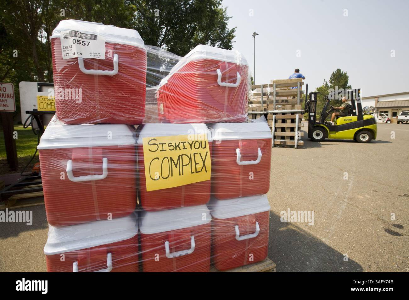 30 juin 2008 - Redding, Californie, États-Unis - les refroidisseurs et autres équipements de soutien sont chargés sur un camion à destination des zones de rassemblement de lutte contre les incendies du comté de Siskiyou. Le Centre d'information conjoint de la base de lutte contre les incendies de Redding coordonne les 28 000 pompiers locaux, étatiques et fédéraux. Les incendies de 840 à travers la Californie mettent à rude épreuve les ressources de l'État. En plus des forces locales, des unités du Nevada, de l'Utah, de l'Oregon et de Washington sont venues combattre les quelque 1 500 acres qui se sont étendues dans la forêt nationale de Shasta-Trinity près de Hyampom, Calif, et ont commencé vers samedi Banque D'Images