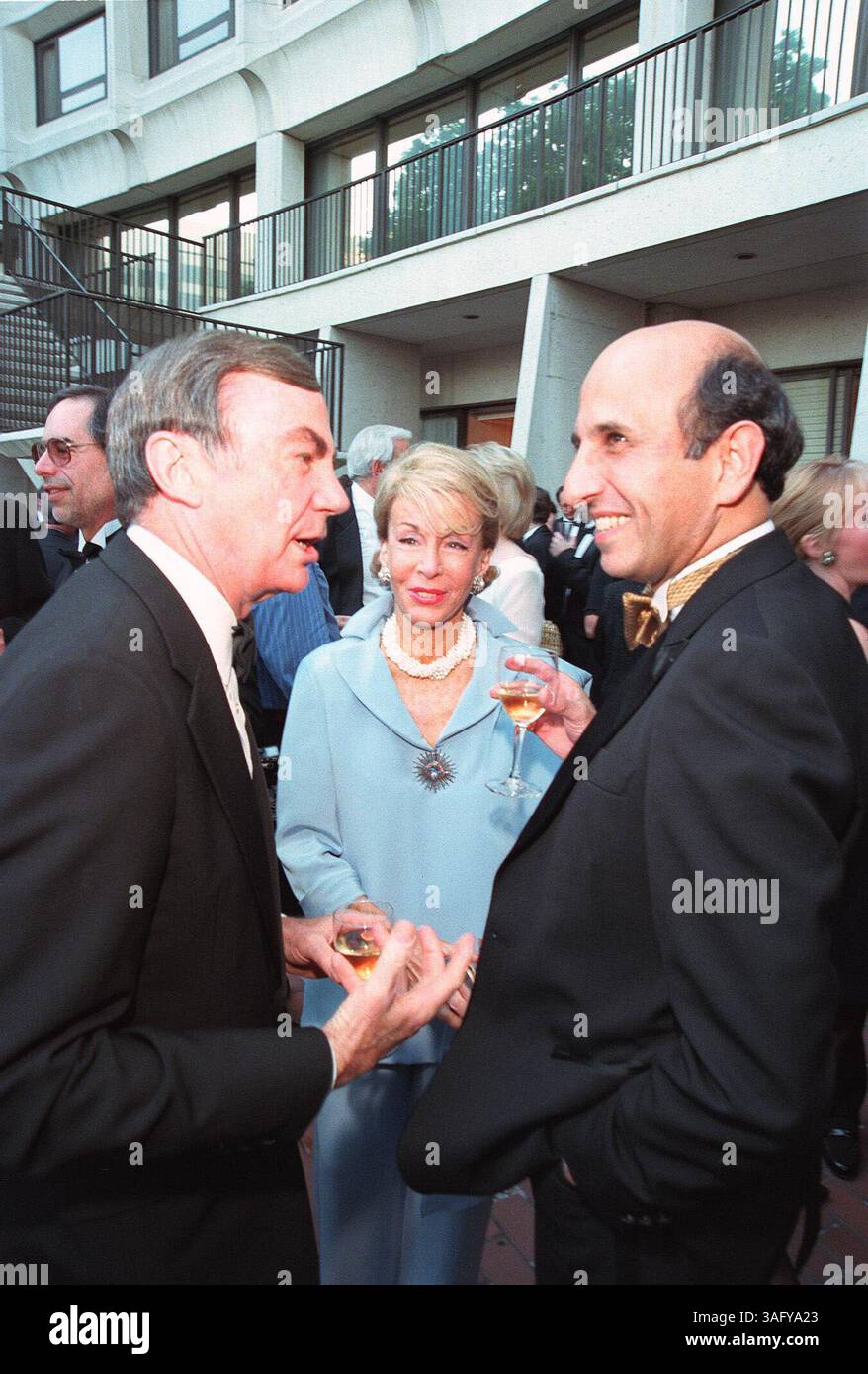 Lors du dîner de l'Association des correspondants de la Maison Blanche, le 29 avril 2000, Sam Donaldson, correspondant d'ABC News, passe du temps avec Nina Ginsburg et son écuyer pour la soirée, Joel Kline. (Crédit image : The Washington Times/ZUMAPRESS.com) Banque D'Images