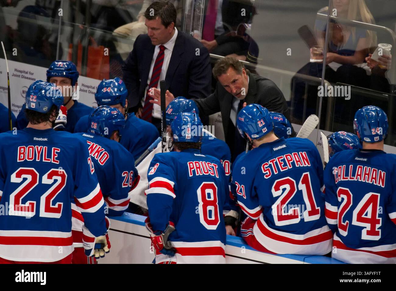 12 avril 2012 : John Tortorella, entraîneur-chef des Rangers de New York, appelle à une pause critique et règle son équipe contre les sénateurs d'Ottawa lors des quarts de finale de la Conférence de l'est au Madison Square Garden à Manhattan, New York . Les Rangers de New York battent les sénateurs d’Ottawa 4-2. (Crédit image : â© Kostas Lymperopoulos/Cal Sport Media)(crédit image : © Kostas Lymperopoulos/Cal Sport Media/ZUMAPRESS.com) Banque D'Images