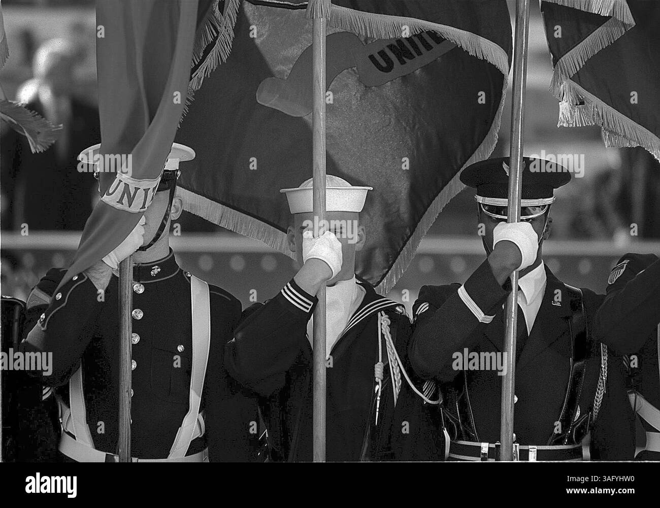 Le National Color Guard entre au début des cérémonies pour la cérémonie d’inauguration du National World War II Memorial sur le National Mall à Washington DC. (Crédit image : The Washington Times/ZUMAPRESS.com) Banque D'Images