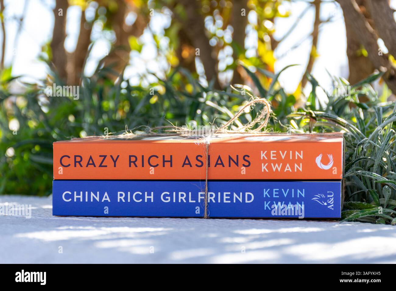 Gros plan des romans China Rich Girlfriend de Kevin Kwan et Crazy Rich Asians dans le jardin. Banque D'Images