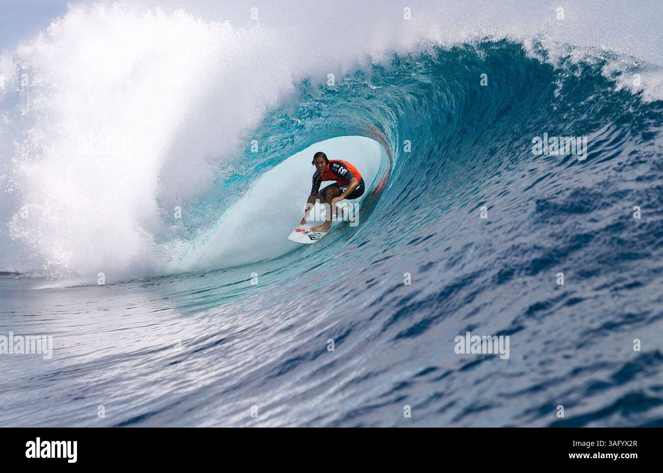 16 août 2012 - Teahupoo, Tahiti - JORDY SMITH, de Durban, Afrique du Sud, a connu un début décevant pour sa campagne Billabong Pro Tahiti se classant troisième au premier tour. Smith ne parvient pas à sortir des barils qu'il monte et est vaincu par K. Perrow et A. Buchan. (Crédit image : © Kirstin Scholtz/ASP-Covered images/ZUMAPRESS.com) Banque D'Images