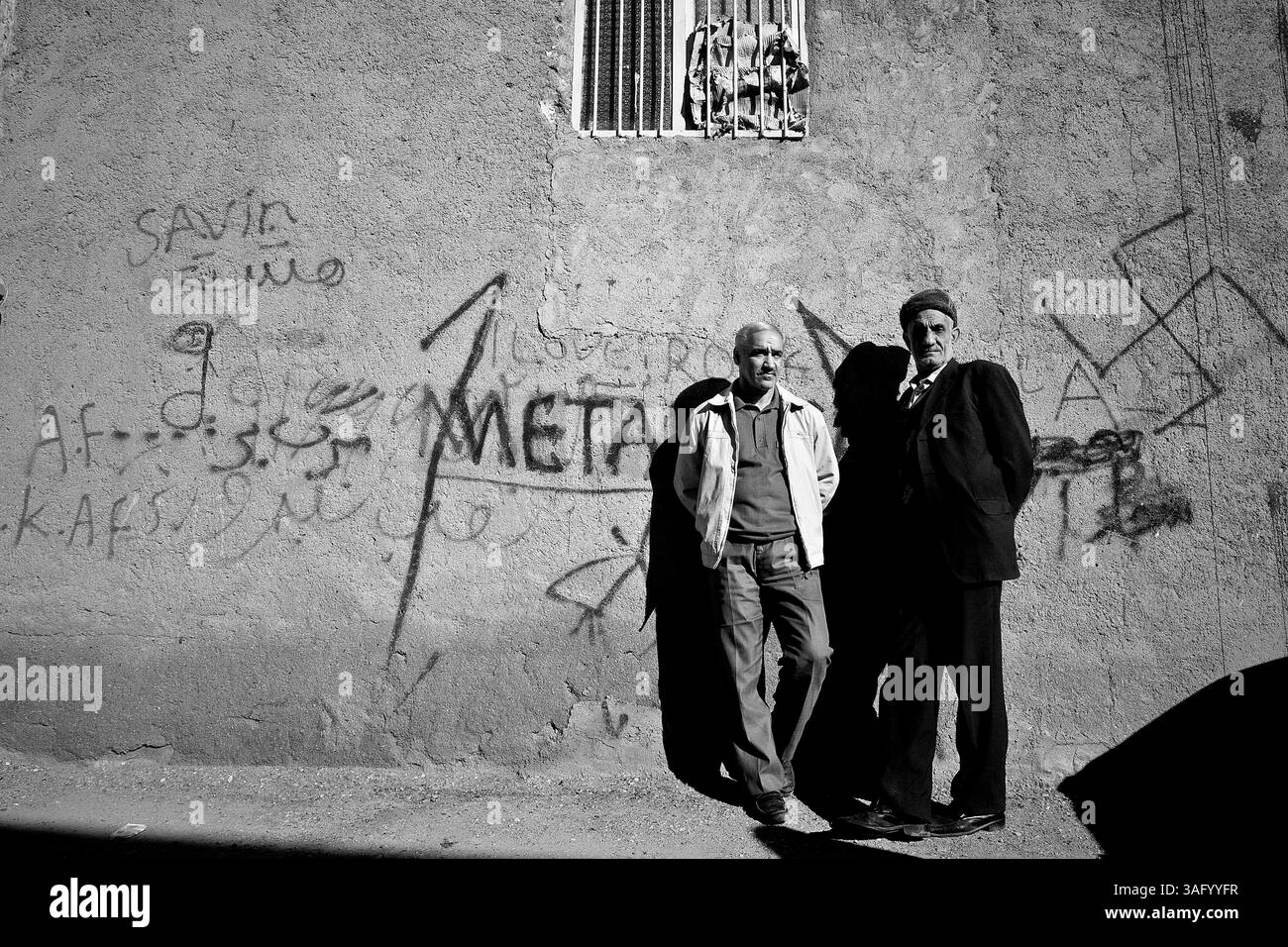Dec. 5, 2011 - Khorramabad, Iran - chaque année pour marquer la mort de l'Imam Hussein, les musulmans chiites pleurent pendant deux jours. À Khorramabad et Lorestan, dans l’ouest de l’Iran, lors du premier jour de deuil, appelé Tasooa, les femmes font vœu de silence et traversent les rues avec les enfants allumant des bougies. À 4 heures du matin sur Ashura, le deuxième jour, les hommes se couvrent de boue et se tiennent devant un feu jusqu'à ce que la boue ait séché pour devenir argile. Après cela, ils vont à la mosquée et prient (crédit image : © Farhad Babaei/ZUMAPRESS.com) Banque D'Images
