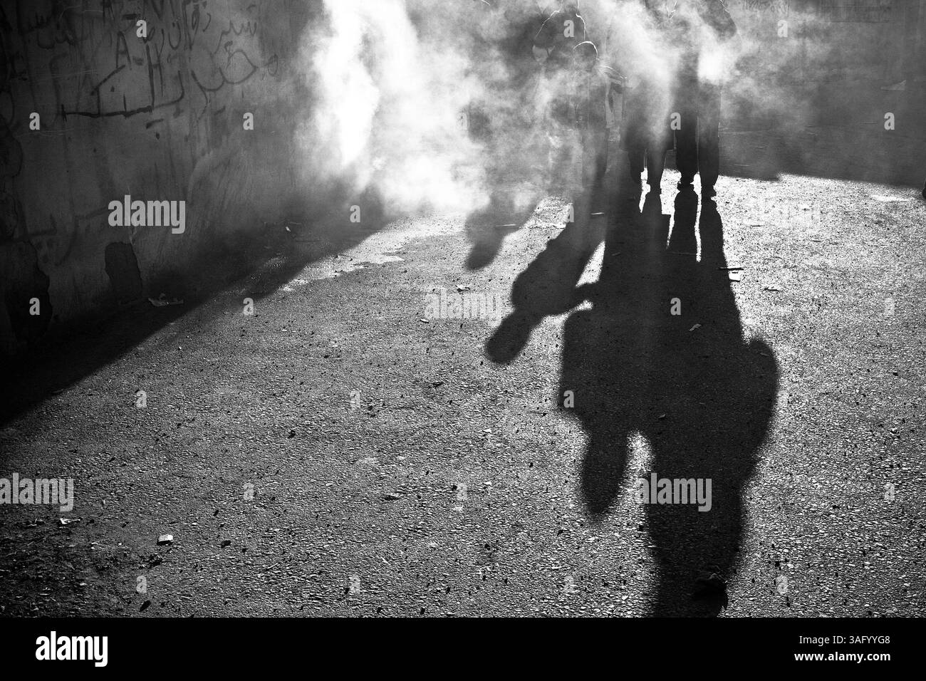 Dec. 5, 2011 - Khorramabad, Iran - chaque année pour marquer la mort de l'Imam Hussein, les musulmans chiites pleurent pendant deux jours. À Khorramabad et Lorestan, dans l’ouest de l’Iran, lors du premier jour de deuil, appelé Tasooa, les femmes font vœu de silence et traversent les rues avec les enfants allumant des bougies. À 4 heures du matin sur Ashura, le deuxième jour, les hommes se couvrent de boue et se tiennent devant un feu jusqu'à ce que la boue ait séché pour devenir argile. Après cela, ils vont à la mosquée et prient (crédit image : © Farhad Babaei/ZUMAPRESS.com) Banque D'Images