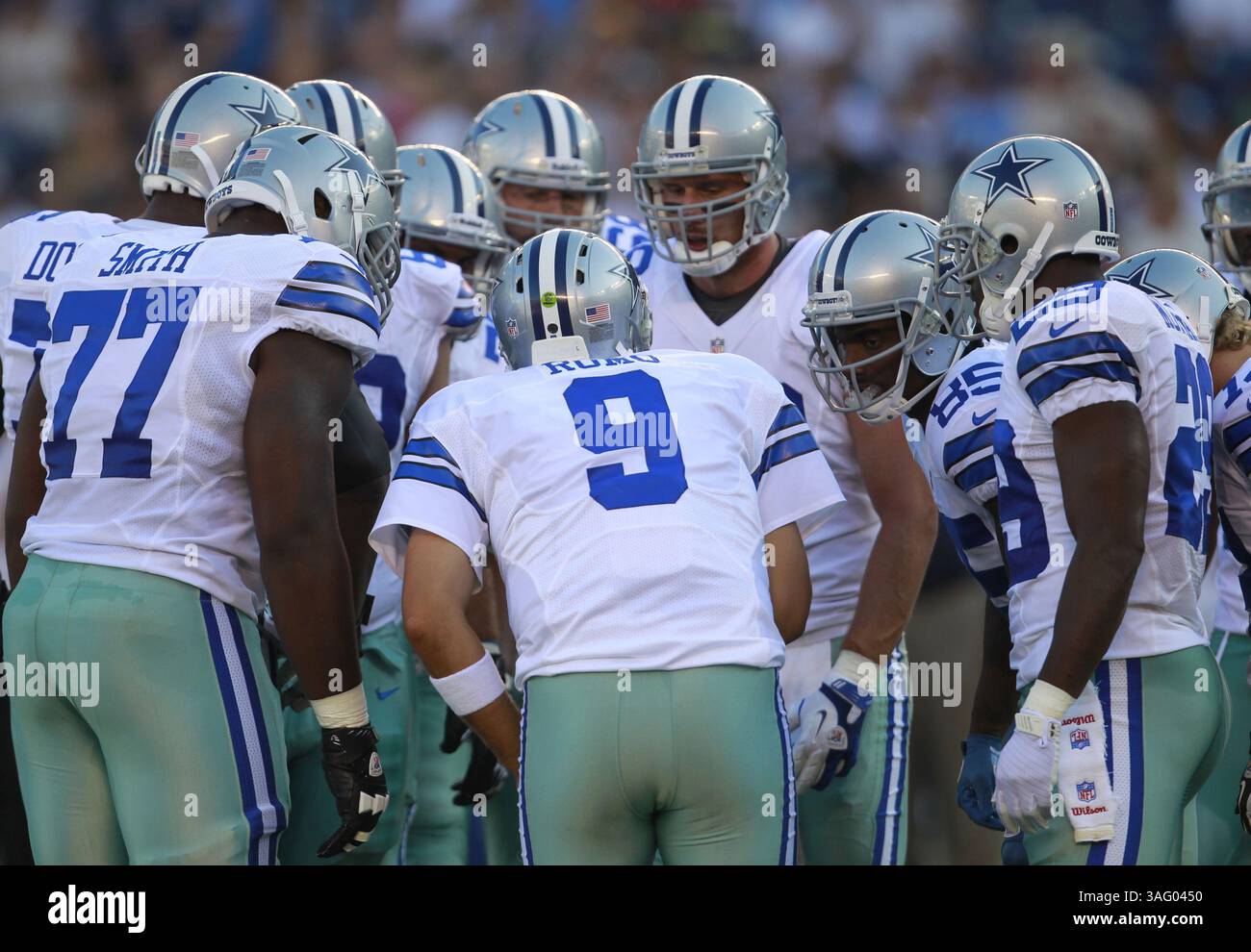 18 août 2012 - San Diego, CA, États-Unis - Tony Romo (9 ans), quarterback des Dallas Cowboys, affronte les Chargers de San Diego lors de la pré-saison de la NFL au Qualcomm Stadium de San Diego, Californie, le samedi 18 août 2012. (Crédit image : © Ron Jenkins/Fort Worth Star-Telegram/MCT/ZUMAPRESS.com) Banque D'Images