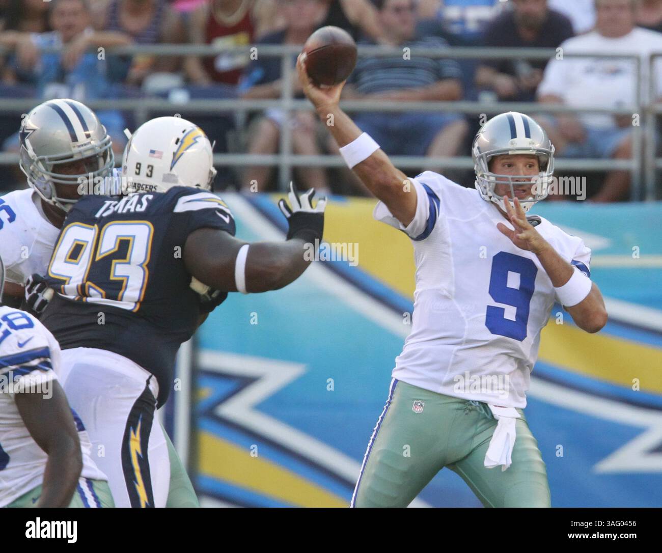 18 août 2012 - San Diego, CA, États-Unis - Tony Romo (9 ans), le quarterback des Dallas Cowboys, s'attaque au premier quart-temps contre les Chargers de San Diego lors de l'action de pré-saison de la NFL au Qualcomm Stadium de San Diego, Californie, le samedi 18 août 2012. (Crédit image : © Ron Jenkins/Fort Worth Star-Telegram/MCT/ZUMAPRESS.com) Banque D'Images