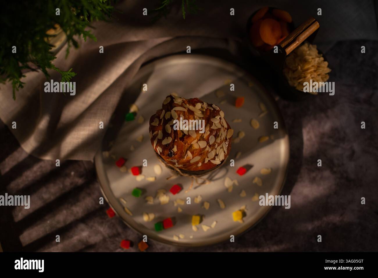 Vue de dessus d'une assiette de crafin de Pâques. Joyeuses vacances de Pâques. Cupcake de Pâques sur fond sombre Banque D'Images