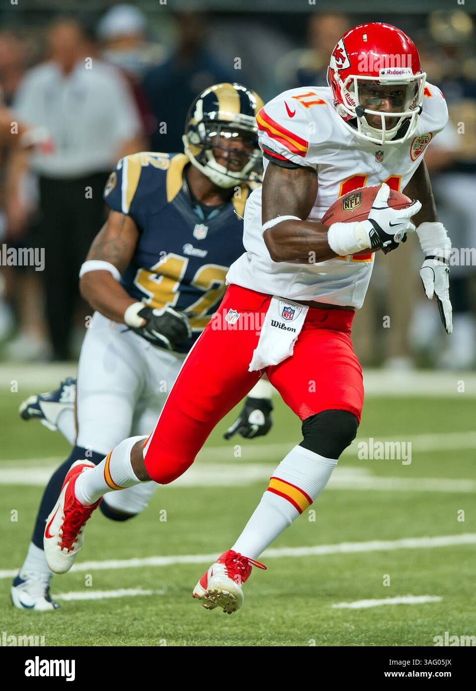 19 août 2012 - Louis, MO, USA - le récepteur Wide des Chiefs de Kansas City Jeremy Horne (11) se libère pour une réception de touchdown de 38 yards devant Louis Rams back défensif Kendric Burney (42) au quatrième quart-temps de l'action de pré-saison de la NFL le samedi 18 août 2012, au Edward Jones Dome à Louis, Missouri. Les Rams ont battu les chefs, 31-17. (Crédit image : © David Eulitt/Kansas City Star/MCT/ZUMAPRESS.com) Banque D'Images