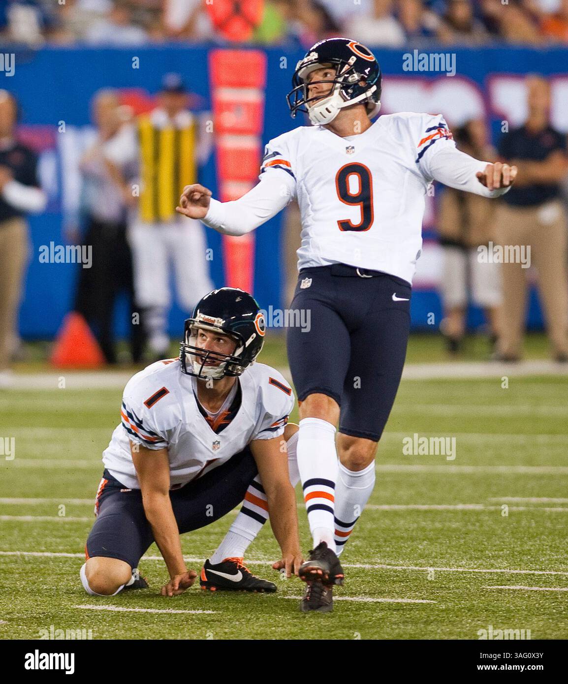 24 août 2012 : Robbie Gould (9 ans), le kicker de Bears' place, frappe un field goal en deuxième mi-temps lors d'un match de pré-saison entre les Giants de New York et les Bears de Chicago au MetLife Stadium d'East Rutherford, New Jersey. Les ours ont vaincu les géants 20-17.(image crédit : © Duncan Williams/Cal Sport Media/ZUMAPRESS.com) Banque D'Images