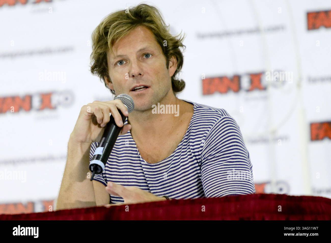 24 août 2012 - Toronto, Ontario, Canada - L'acteur britannique JAMIE BAMBER prend la parole à FAN EXPO CANADA 2012. . Bamber est largement connu pour son rôle de Lee Adama dans Battlestar Galactica et le sergent détective Matt Devlin dans la série ITV Law & Order : UK. Il a également fait de nombreuses apparitions à la télévision comme Body of Proof, Dollhouse, House, CSI : Miami et Cold case. (Image de crédit : © Christopher Drost/SHIFT digital/ZUMAPRESS.com) Banque D'Images