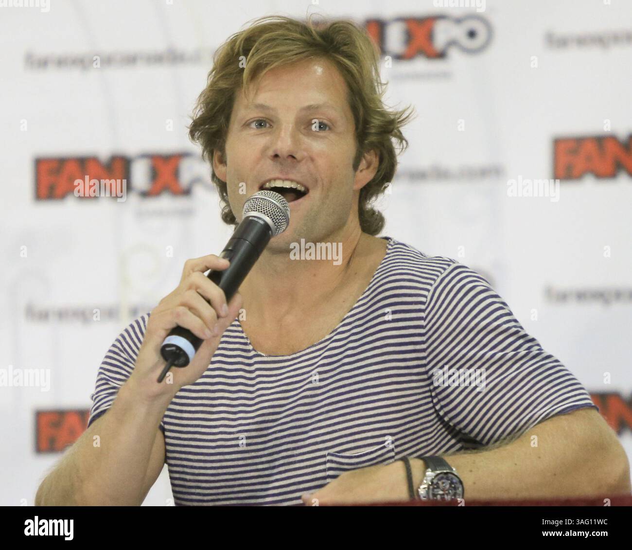 24 août 2012 - Toronto, Ontario, Canada - L'acteur britannique JAMIE BAMBER prend la parole à FAN EXPO CANADA 2012. . Bamber est largement connu pour son rôle de Lee Adama dans Battlestar Galactica et le sergent détective Matt Devlin dans la série ITV Law & Order : UK. Il a également fait de nombreuses apparitions à la télévision comme Body of Proof, Dollhouse, House, CSI : Miami et Cold case. (Image de crédit : © Christopher Drost/SHIFT digital/ZUMAPRESS.com) Banque D'Images