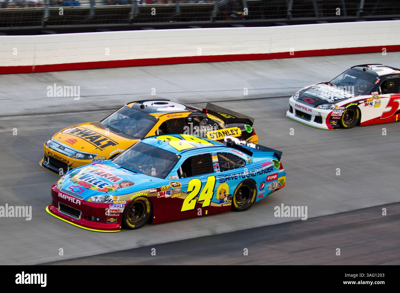 BRISTOL, TN - 25 août 2012 : les équipes de la série NASCAR Sprint Cup se préparent à prendre la piste pour l'IRWIN Tools Night Race à Bristol, TN. (Crédit image : © ASP/Cal Sport Media/ZUMAPRESS.com) Banque D'Images