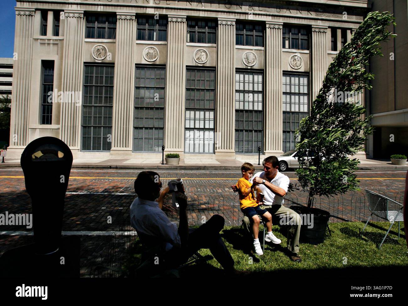 TP 274620 WALL parking 1.(09/21/2007 -- Tampa) PHOTO 1 de 1 : des représentants de la Trust for public Land, Alex Size(CQ), à gauche, et William Lorenzen(CQ) avec son fils Liam, âgé de 5 ans, sont assis dans une place de stationnement parallèle convertie sur la rue E. Twiggs vendredi, une promotion pour la Journée des parcs nationaux. . Plus de 35 villes à travers le pays participent pour sensibiliser à la valeur des espaces verts urbains, en utilisant du gazon et des plantes en pot pour convertir temporairement une place de stationnement en parc mimi. Localement, le Trust for public Land, le Tampa Downtown Partnership et le Mayor's Beautification Program ont aidé à organiser le p Banque D'Images