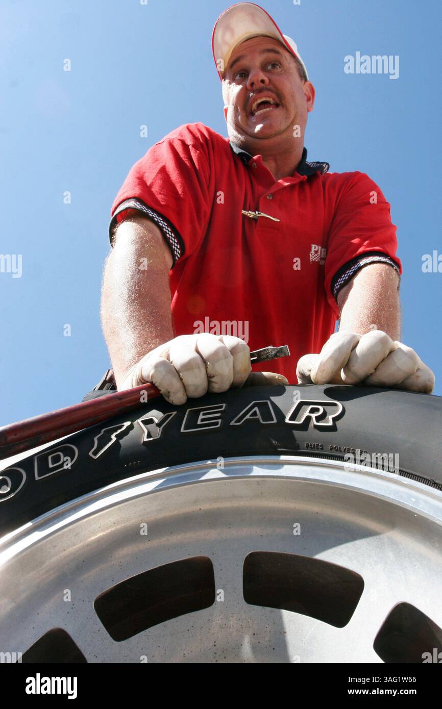CLEARWATER 11/05/07) . Légende : Craig Knarich, propriétaire de Pit Crew Tire Service, change les pneus d'une Corvette 1979. Knarich monté, équilibré, muni de soupapes et ajouté de l'azote aux quatre pneus. Il dit ''ce n'est pas une chose que nous faisons qui rend la conduite mieux, ce sont toutes les petites choses qui font une énorme différence dans le résultat aigu.'' ..Résumé :.ceci est pour une fonctionnalité occasionnelle appelée You Do What, qui sont des profils courts de personnes avec des emplois inhabituels. Craig Knarich Runs Pit Crew Tire. Il n'est *pas* assistance routière ; il est comme un livreur pour l'industrie du pneu. Lorsque les propriétaires de voitures ont besoin de pneus neufs, Banque D'Images