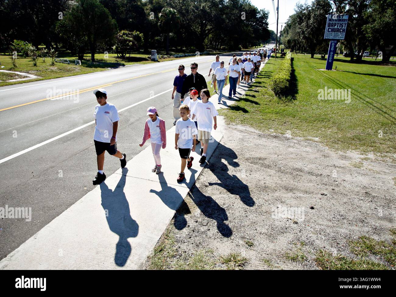 TP 277442 WALL Kidwalk 3.(11/02/2007 -- Seffner) PHOTO 3 sur 3 : Zach Bonner(CQ), 9 ans, à droite dans la première rangée, mène une foule de sympathisants pour le premier kilomètre de sa marche de 250 milles vers Tallahassee pour p-romote le mois national de sensibilisation des jeunes sans-abri. Le voyage est prévu pour durer 23 jours. (Crédit image : St Petersburg Times/ZUMAPRESS.com) Banque D'Images