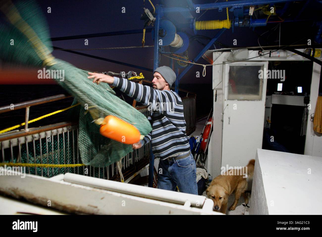 LÉGENDE : (22/12/2007) 4 de 4.Steven Grummet, 31 ans, prépare les filets à jeter par-dessus bord lorsque le soleil finit de se coucher. Sharon Grahm, 47 ans, capitaine de son bateau ''Sharrimp'' au large de la côte de New Port Richey. Presque tous les soirs, son bateau sort et chalue dans les deux sens avec deux grands filets plats raclant le plancher des golfes ramassant une grande variété d'herbe, de poissons, de crabes, et leur proie principale, les crevettes. Le travail peut être long, parfois durable jusqu'au lever du soleil, mais quand elles rentrent dans le port, les crevettes sont transmises aux distributeurs d'appâts... (Crédit image : St Petersburg Times/ZUMAPRESS.com) Banque D'Images LÉGENDE : (22/12/2007) 4 de 4.Steven Grummet, 31 ans, prépare les filets à jeter par-dessus bord lorsque le soleil finit de se coucher. Sharon Grahm, 47 ans, capitaine de son bateau ''Sharrimp'' au large de la côte de New Port Richey. Presque tous les soirs, son bateau sort et chalue dans les deux sens avec deux grands filets plats raclant le plancher des golfes ramassant une grande variété d'herbe, de poissons, de crabes, et leur proie principale, les crevettes. Le travail peut être long, parfois durable jusqu'au lever du soleil, mais quand elles rentrent dans le port, les crevettes sont transmises aux distributeurs d'appâts... (Crédit image : St Petersburg Times/ZUMAPRESS.com) Banque D'Images