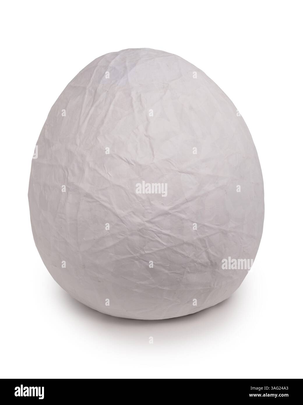 Gros oeuf de papier isolé sur fond blanc Banque D'Images