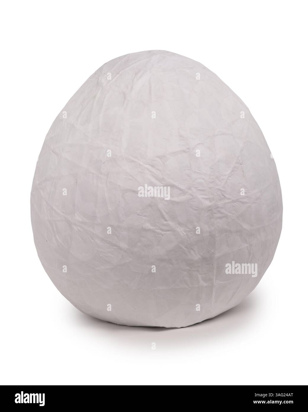 Gros oeuf de papier isolé sur fond blanc Banque D'Images