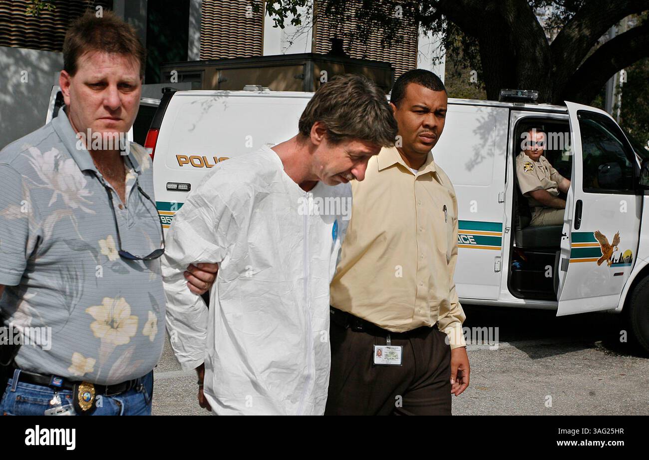 RÉSUMÉ DU RÉCIT : RÉSUMÉ DU RÉCIT : 02/07/2008 SUSPECT DE VOL DE BANQUE DOUGLAS CHARLES SMITH 1. Les détectives de Petersburg déplacent le suspect de vol de banque Douglas Charles Smith, au centre, du département de police de Petersburg à la prison du comté de Pinellas, jeudi à Pétersbourg. Les détectives de la police de Petersburg ont arrêté Smith,47, jeudi, après avoir quitté la Banque de Saint-Pétersbourg, 777 Pasadena Avenue South à South Pasadena. Des unités de police infiltrées ont convergé vers le suspect dans sa voiture à la 15e Avenue Nord et à la 58e Rue où il a été placé en garde à vue. Le suspect portait un masque, une capuche et un tissu ov Banque D'Images