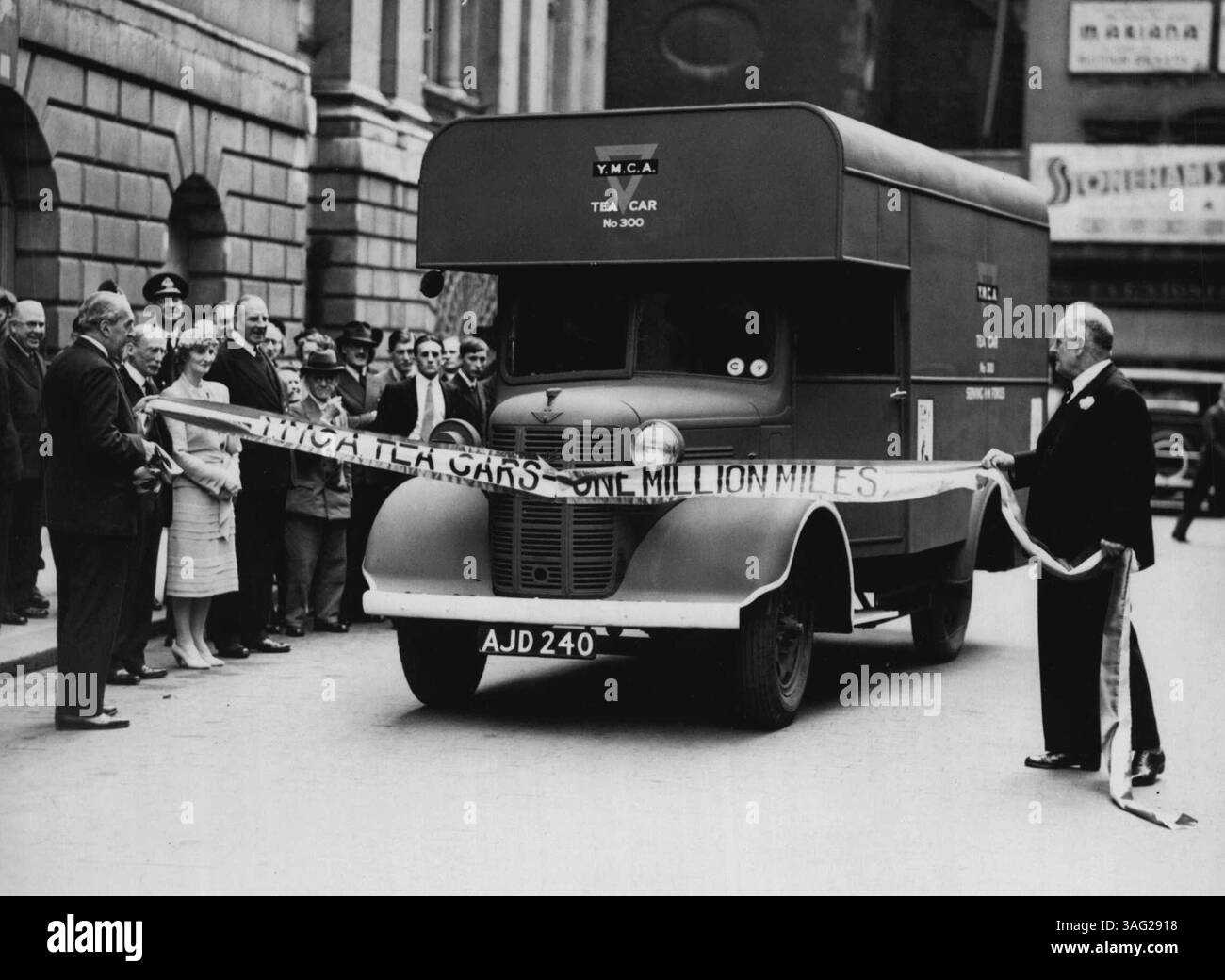 Témoignant de la reconnaissance pour les bons services rendus aux Australiens et aux Néo-Zélandais - MM. Bruce (à gauche) Haut commissaire pour l'Australie, et MM. Jordan Haut Commissaire pour la Nouvelle-Zélande, tenant la bande qui a été cassée par les trois cents voitures. Aujourd'hui (lundi) le Y.M.½C.A. Les cantines mobiles ont parcouru leur premier million de kilomètres (hormis le kilométrage en France et au proche-Orient) et il se trouve aussi que la trois centième cantine mobile vient d’être construite. Pour marquer l'occasion, les trois cents milles à l'extérieur de la maison de maître, la bande étant tenue par les hauts commissaires du Dominion, pour ces cantines mobiles Banque D'Images