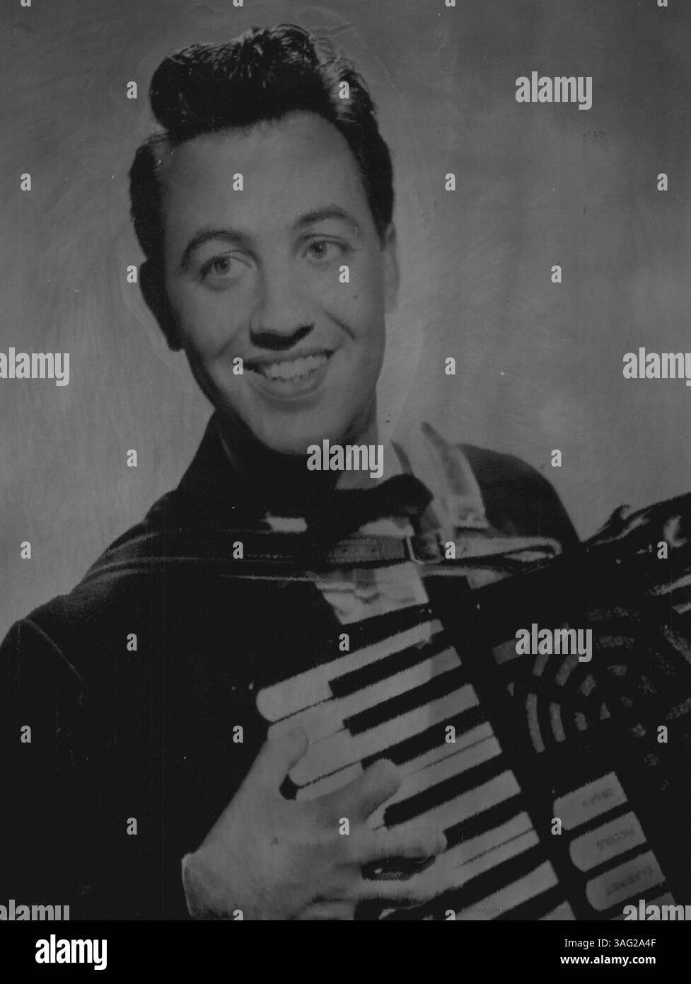 Il s'agit de Charles Camilleri, 24 (photo) petit, sombre et maintenant le meilleur accordéoniste britannique pour piano. Il y a un an, les Camilleri qui parlent vite sont arrivés en Grande-Bretagne à plat cassé. Il n'a fait le top que parce que sa fille l'a encouragé et lui a fait sauver la course. Et il admet qu'il doit tout à la jolie fille, SLIM June Harris, 22 ans, d'Allison Rd Kensington. 29 septembre 1955. Banque D'Images
