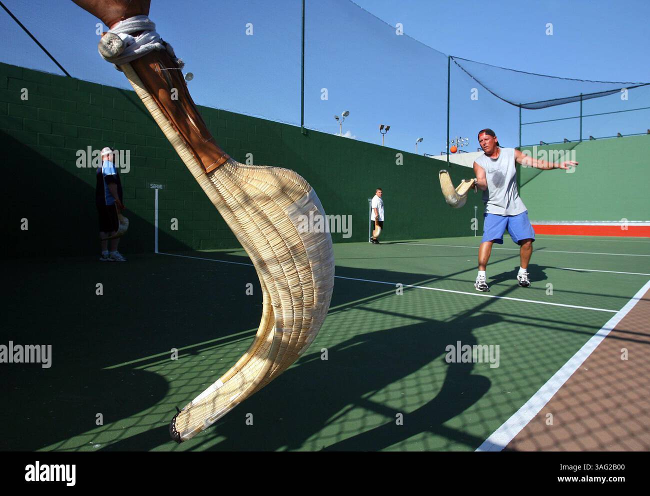 RÉSUMÉ DU RÉCIT : NEW JAI ALAI COURT 04/10/2008 1. La ville de Petersburg ouvre un nouveau court amateur de Jai Alai dans Jack Puryear Park, 5701 Lee Street ne. C'est la première cour publique de Jai Alai construite aux États-Unis. Le jeu est né dans le comté basque du nord de l'Espagne il y a quatre siècles. Il a été joué pour la première fois professionnellement aux États-Unis en 1926 à Miami. Un ''cesta'', le mot espagnol pour panier, un long panier incurvé qu'un joueur utilise pour attraper et lancer la balle pendant le jeu, est montré au premier plan. SCOTT KEELER/ Times (crédit image : St Petersburg Times/ZUMAPRESS.com) Banque D'Images