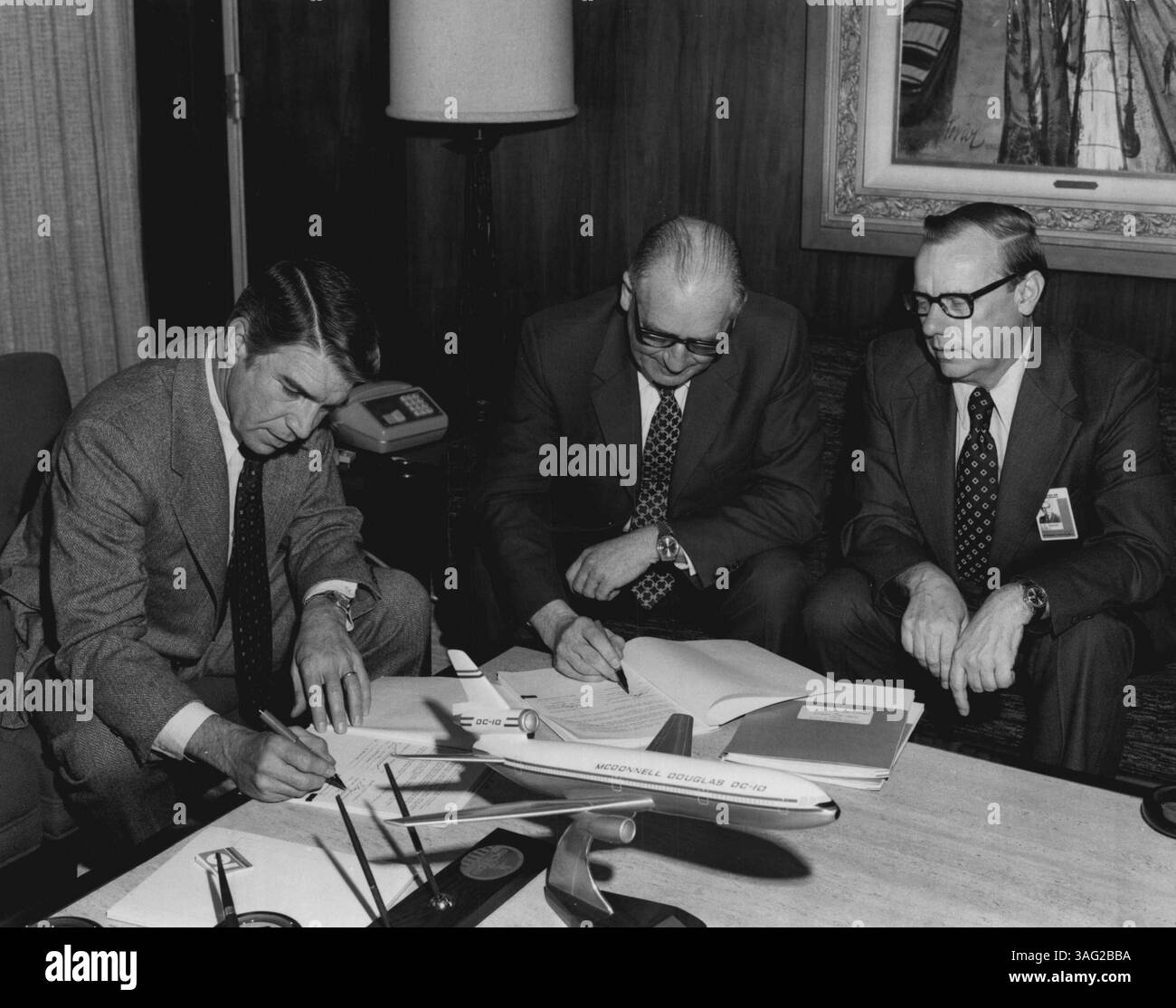 Les termes de l'accord pour la production des composants du McDonnell Douglas DC-10 en Australie sont, de gauche à droite, John C. Brizendine, président du contrat de production : Douglas Aircraft Company division de McDonnell Douglas ; E. J. Mann, directeur commercial de Commonwealth Aircraft Corporation, Melbourne ; et William R. Worrell, vice-président matériel de Douglas. La signature à long Beach, en Californie, donne à Commonwealth un ensemble de travaux d'une valeur estimée à plus de 500 000 $ US sur deux ans pour fabriquer des conteneurs d'évacuation DC-10. L'attribution du contrat est le premier parmi plusieurs lots de travail Banque D'Images