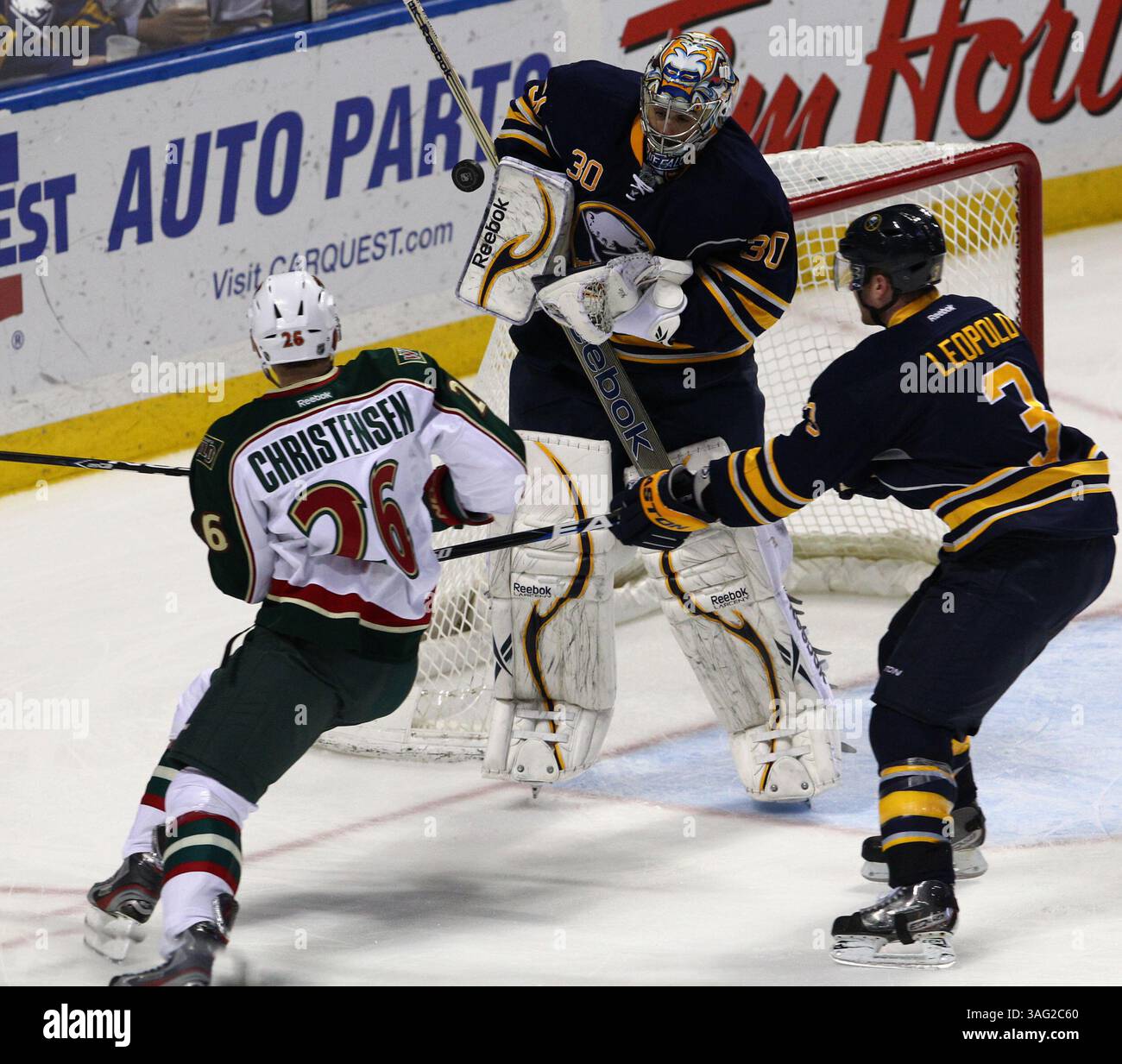 NHL-Buffalo Sabres vs Minnesota Wild, mer., 24 mars 2012 le gardien des Sabres de Buffalo Ryan Miller (30) fait une économie élevée sur le tir livré par le centre Wild du Minnesota Erik Christensen (26) alors que le défenseur des Sabres de Buffalo Jordan Leopold (3) entre en jeu tard pour aider son gardien de but pendant l'action dans la deuxième période entre les Sabres de Buffalo vs Minnesota Wild du First Niagara Center, Buffalo, Buffalo, Buffalo , New York, 7 mars 2012. Image : © Nick Loverde Coverde Coverde Sport/ZUMAPRESS.com/Coverde New York). Banque D'Images